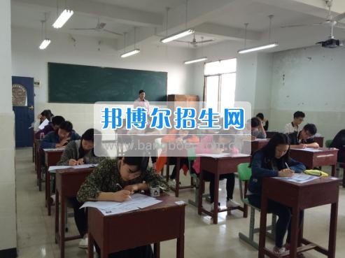 四川三河職業(yè)學(xué)院五年制轉(zhuǎn)錄考試工作圓滿結(jié)束  4月6日-7日，根據(jù)《四川三河職業(yè)學(xué)院2017年五年制轉(zhuǎn)錄考核方案》要求，2017年五年制轉(zhuǎn)錄考試在聯(lián)辦學(xué)校合江少岷職業(yè)技術(shù)學(xué)校張灣校區(qū)舉行，考試由教務(wù)處丁小林副處長組織，少岷職校有關(guān)領(lǐng)導(dǎo)共同配合開展，考試組織嚴(yán)密、紀(jì)律正常、圓滿完成了2017年五年制轉(zhuǎn)錄考試工作。