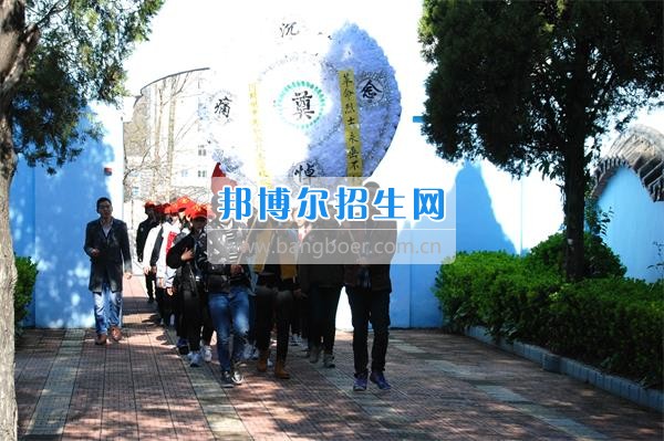 阿壩州中等職業(yè)技術(shù)學(xué)校志愿者到茂縣革命烈士陵園開展紀(jì)念活動(dòng)