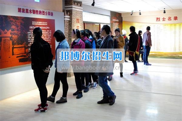 阿壩州中等職業(yè)技術(shù)學(xué)校志愿者到茂縣革命烈士陵園開展紀(jì)念活動(dòng)