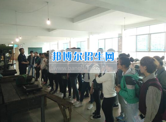 黔南民族師范學(xué)院學(xué)生到貴州省電子信息高級技工學(xué)校進行金工實訓(xùn)