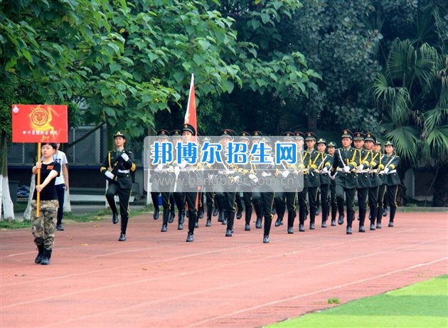 四川管理職業(yè)學(xué)院國(guó)旗隊(duì)參加四川省高校國(guó)旗護(hù)衛(wèi)隊(duì)會(huì)操交流活動(dòng)  為慶祝中國(guó)人民解放軍建軍90周年，推進(jìn)西南地區(qū)高校國(guó)旗文化的發(fā)展，持續(xù)發(fā)揮升旗儀式的教育引導(dǎo)作用，深化愛(ài)國(guó)主義教育，5月20日，我院國(guó)旗隊(duì)?wèi)?yīng)邀參加了由四川大學(xué)錦城學(xué)院發(fā)起的會(huì)操交流活動(dòng)。  全省28所高校的國(guó)旗護(hù)衛(wèi)隊(duì)，近千名國(guó)旗手齊聚一堂。在莊嚴(yán)的升旗儀式后，活動(dòng)進(jìn)入會(huì)操展示環(huán)節(jié)。我院國(guó)旗隊(duì)邁著整齊劃一的步伐走過(guò)主席臺(tái)，展示出了優(yōu)秀的訓(xùn)練水平和昂揚(yáng)的精神風(fēng)貌。當(dāng)天下午，在四川大學(xué)錦城學(xué)院大禮堂舉行了“以我火紅青春、譜寫(xiě)國(guó)旗禮贊”大學(xué)生升旗手文藝匯演。我院代表隊(duì)以優(yōu)雅的舞姿展現(xiàn)了大學(xué)生青春的風(fēng)采。表達(dá)了對(duì)祖國(guó)與學(xué)院的炙熱情感和嚴(yán)于律己的學(xué)習(xí)態(tài)度。  此次會(huì)操交流活動(dòng)，加強(qiáng)了省內(nèi)各高校國(guó)旗護(hù)衛(wèi)隊(duì)間的聯(lián)系，弘揚(yáng)了愛(ài)國(guó)、愛(ài)旗、護(hù)旗的精神，獲得了寶貴的經(jīng)驗(yàn)，明確了努力的方向。我院國(guó)旗隊(duì)的隊(duì)員們紛紛表示：要肩負(fù)起捍衛(wèi)國(guó)旗尊嚴(yán)、宣傳國(guó)旗文化的神圣使命!