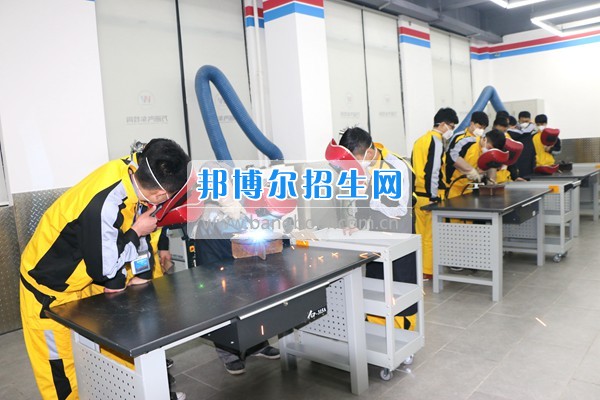 高考容易就業(yè)難，掌握技術(shù)是王道