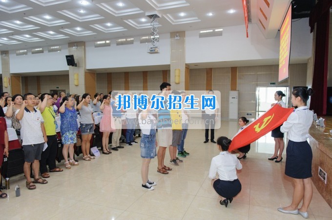 宜賓市職業(yè)技工學(xué)校校黨委舉行“兩學(xué)一做”學(xué)習(xí)教育常態(tài)化制度化推進(jìn)會(huì)暨“七一”表彰大會(huì)
