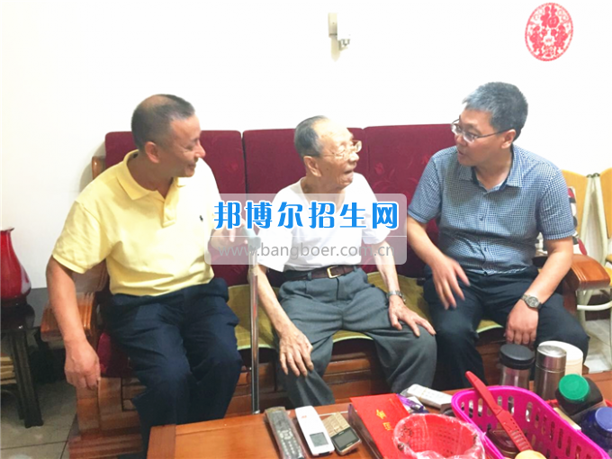 成都中醫(yī)藥大學領導走訪慰問老黨員、困難黨員和群眾代表