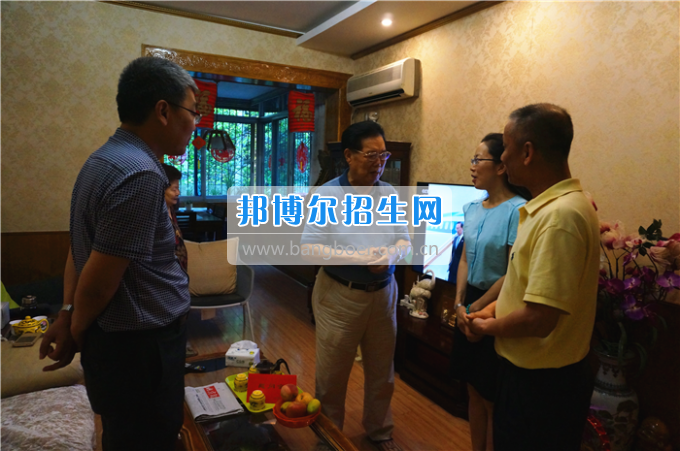 成都中醫(yī)藥大學領導走訪慰問老黨員、困難黨員和群眾代表