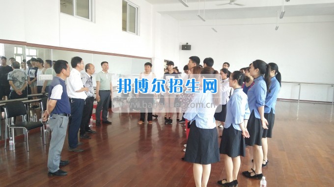 思南師范學校領(lǐng)導(dǎo)指導(dǎo)“守望信仰”——革命詩詞朗誦《豐碑》節(jié)目