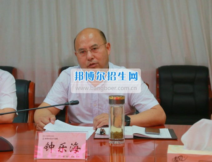 市委機(jī)構(gòu)編制委員會辦公室主任淳道懷一行來綿陽市信息科技學(xué)校開展機(jī)構(gòu)編制工作調(diào)研