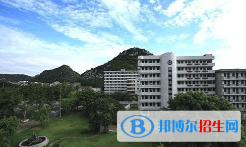 四川省商業(yè)服務(wù)技工學(xué)校2018年報(bào)名條件、招生對(duì)象