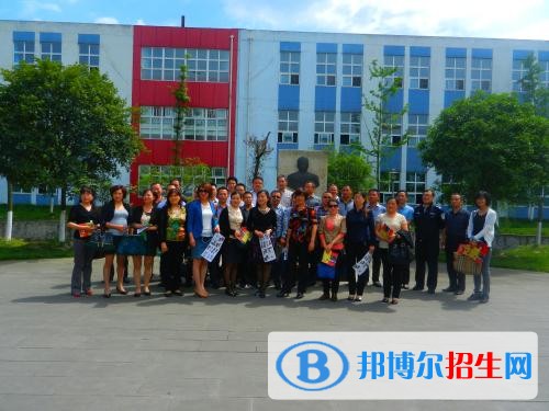 崇州市電子職業(yè)技術(shù)學(xué)校2018年報(bào)名條件、招生對象