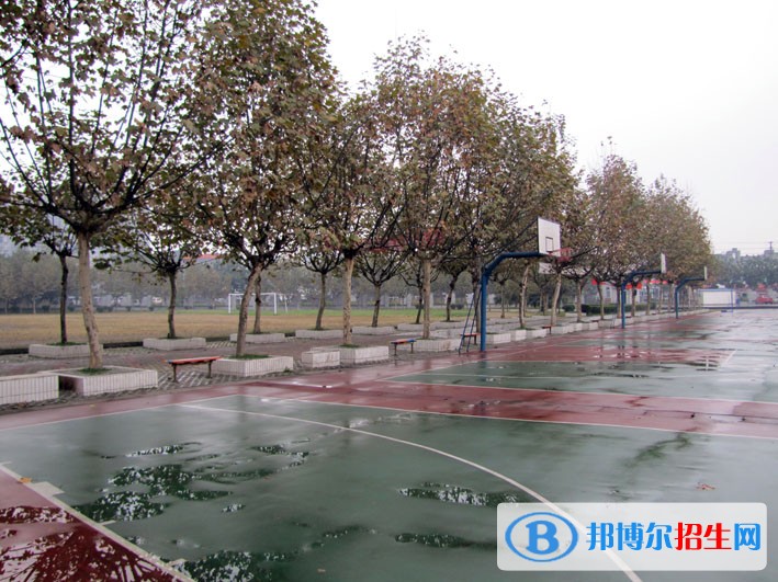 隨著中考成績(jī)的公布，越來(lái)越多的家長(zhǎng)開始踏上找學(xué)校的路，都想了解更多的學(xué)校信息，下面小編就給大家介紹四川廣播電視中等專業(yè)學(xué)校的相關(guān)信息，以供大家參考了解。  四川廣播電視中等專業(yè)學(xué)校招生辦電話：028-87489133。  四川廣播電視中等專業(yè)學(xué)校咨詢電話：028-87480035。  四川廣播電視中等專業(yè)學(xué)校招生辦地址：四川省成都市武侯區(qū)武青北路7號(hào)。  四川廣播電視中等專業(yè)學(xué)校拓展閱讀 學(xué)前教育專業(yè)介紹  1、培養(yǎng)目標(biāo)  本專業(yè)培養(yǎng)德、智、體、美全面發(fā)展、適應(yīng)二十一世紀(jì)幼兒教育改革和發(fā)展需要的、具有扎實(shí)的科學(xué)文化基礎(chǔ)和較強(qiáng)的英語(yǔ)運(yùn)用能力以及全面的學(xué)前教育專業(yè)知識(shí)和技能，具有創(chuàng)新能力、教育科研能力和終身學(xué)習(xí)能力的幼兒教育及幼兒英語(yǔ)教育工作的專門人才。  2、培養(yǎng)要求  本專業(yè)要求學(xué)生掌握本專業(yè)的基本理論、基礎(chǔ)知識(shí)和基本的教學(xué)技能，了解國(guó)內(nèi)外學(xué)前教育理論及我國(guó)幼教改革動(dòng)態(tài)，具有較強(qiáng)的教育科研能力;具有較強(qiáng)的口語(yǔ)表達(dá)能力，掌握一門外語(yǔ)(注重口語(yǔ)音準(zhǔn)和課件制作能力)，能勝任保育和教育工作，能勝任社區(qū)普及幼兒教育理論普及工作，具有一定創(chuàng)設(shè)幼兒園教育環(huán)境的能力，具有健康的身體素質(zhì)和心理素質(zhì)。  3、畢業(yè)生應(yīng)掌握的知識(shí)和應(yīng)具備的技能、能力  (1)、具有進(jìn)行幼兒園英語(yǔ)及雙語(yǔ)教學(xué)設(shè)計(jì)、實(shí)施的能力;  (2)、具有一定樂(lè)理知識(shí)，把握鋼琴、歌唱、舞蹈、繪畫、制作玩教具等技能技巧，具有對(duì)幼兒進(jìn)行彈、唱、挑、畫、表演等綜合藝術(shù)教育的能力;  (3)、掌握幼兒教育學(xué)、心理學(xué)知識(shí)，具有針對(duì)幼兒身心發(fā)展年齡特點(diǎn)實(shí)施教育的基本能力;  (4)、掌握幼兒生長(zhǎng)發(fā)育規(guī)律的知識(shí)和健康檢測(cè)技術(shù)、心理健康咨詢技術(shù)，具有對(duì)幼兒進(jìn)行身心健康進(jìn)行教育的能力;  (5)、掌握學(xué)前教育科研方法，具有教研、科研的實(shí)施方案實(shí)際及操作能力。  4、專業(yè)所適應(yīng)的業(yè)務(wù)范圍  學(xué)生畢業(yè)后主要在各幼兒教育機(jī)構(gòu)從事幼兒雙語(yǔ)教育、保育及其它學(xué)前教育教學(xué)與管理工作。  小編總結(jié) 以上就是邦博爾小編給同學(xué)們整理的四川廣播電視中等專業(yè)學(xué)校的信息，敢不敢，跟今天來(lái)個(gè)約定：從今天起，做快樂(lè)的自己，你簡(jiǎn)單，世界就是童話;做勇敢的自己，持續(xù)朝著陽(yáng)光走，影子就會(huì)躲在后面;做懂愛的自己，愛每一個(gè)平淡又溫情的日子;做進(jìn)取的自己，始終走在追逐夢(mèng)想的路上。快樂(lè)與年齡無(wú)關(guān)，與心境相關(guān)!如果還想了解更多相關(guān)信息，也可以多瀏覽邦博爾網(wǎng)站，小編也預(yù)祝每一位同學(xué)能夠找到心儀的學(xué)校。