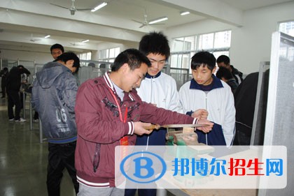 大竹縣中峰職業(yè)技術(shù)學(xué)校2018年報名條件、招生對象