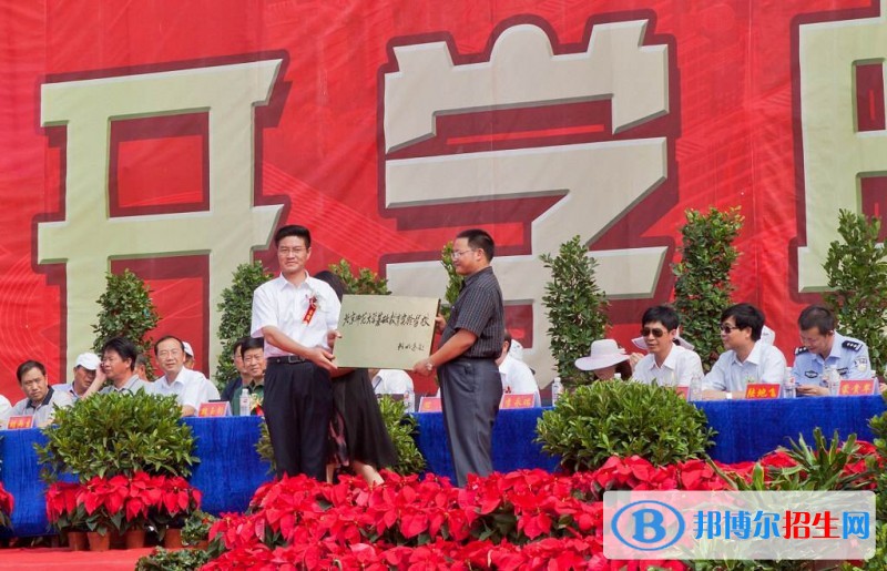 四川省鄰水縣興仁職業(yè)中學(xué)招生辦聯(lián)系電話(huà)