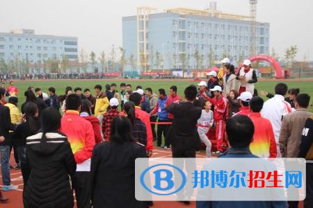 西安華山技工學(xué)校2018年報(bào)名條件、招生對(duì)象