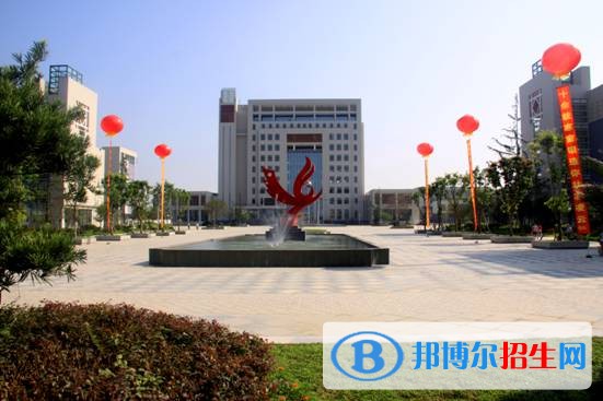 四川工商職業(yè)技術(shù)學(xué)院大門