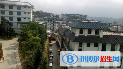 昆明衛(wèi)生職業(yè)學(xué)院?jiǎn)握泻?jiǎn)章