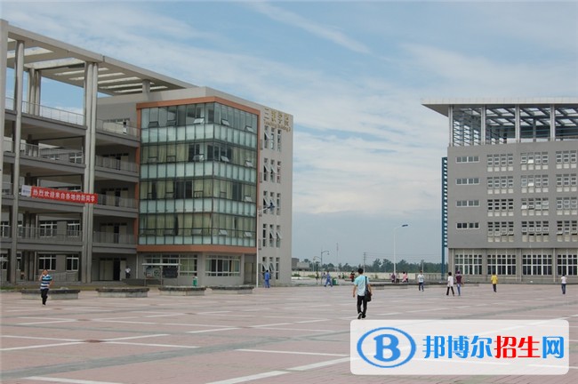 四川國盛技工學(xué)校招生辦聯(lián)系電話