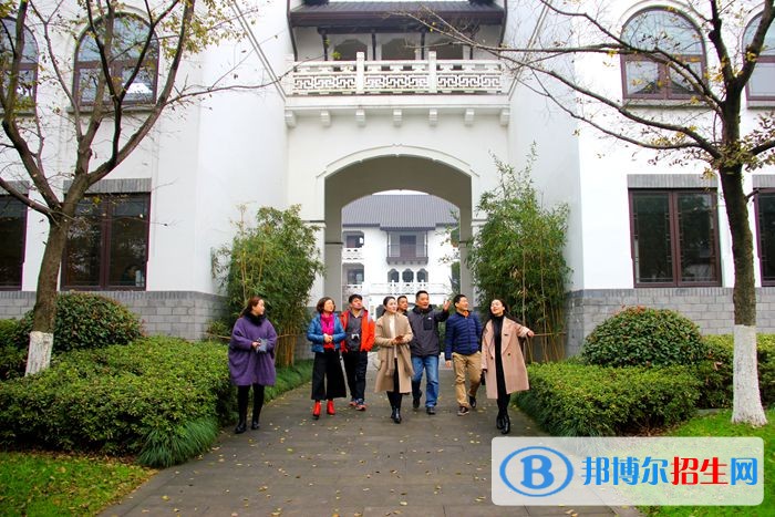 安徽黃梅戲藝術(shù)職業(yè)學(xué)院單招報(bào)名時(shí)間