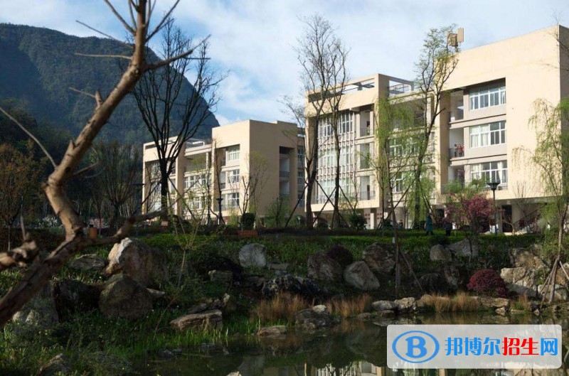 阿壩師范學院五年制大專學校學費