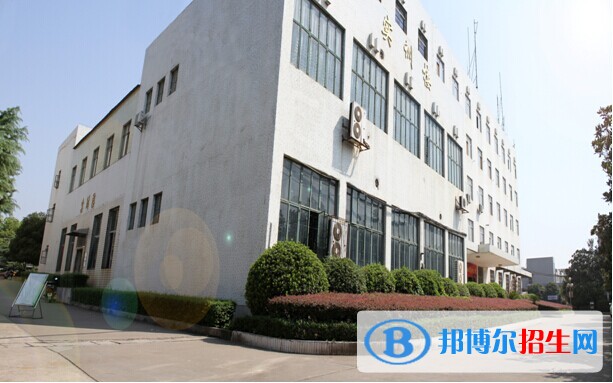 保險(xiǎn)職業(yè)學(xué)院?jiǎn)握袌?bào)名條件