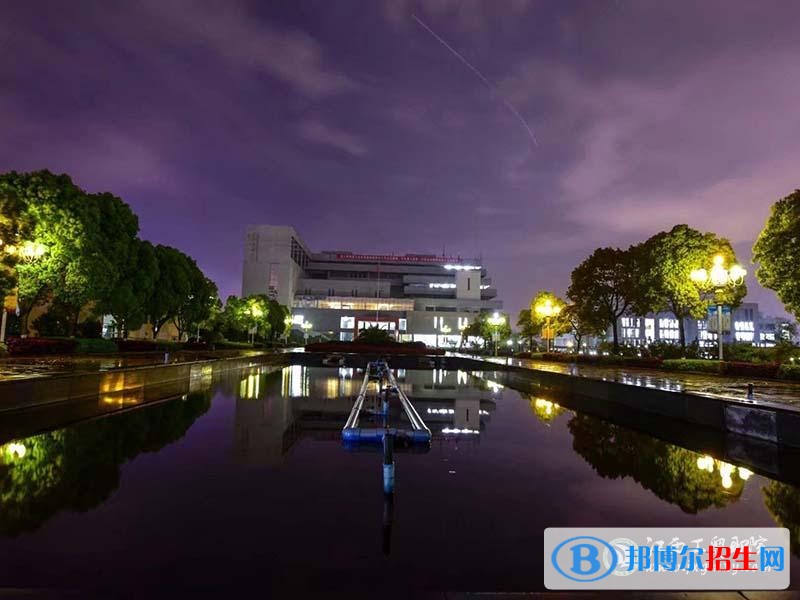 江西工業(yè)貿(mào)易職業(yè)技術(shù)學(xué)院?jiǎn)握袌?bào)名條件