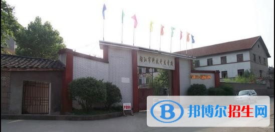內(nèi)江女生上什么中專學校比較好