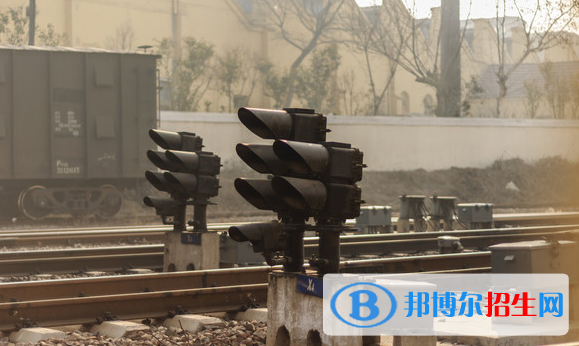 陜西鐵路學(xué)校中專升大?？际裁? width=