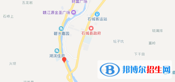 在決定報(bào)考哪一所學(xué)校以前，我們要對(duì)學(xué)校做全面的了解，其中就包括了學(xué)校的地址信息。很多同學(xué)都認(rèn)為等到錄取以后再了解學(xué)校地址更合理，其實(shí)不然，在確定報(bào)考這所學(xué)校以前我們就應(yīng)該了解好學(xué)校的地址，來(lái)確定自己是否愿意去往當(dāng)?shù)鼐妥x，畢竟每個(gè)地方的交通、氣候都是不同的。  石城職業(yè)技術(shù)學(xué)校地址：石城縣古樟工業(yè)園區(qū)206國(guó)道旁  石城職業(yè)技術(shù)學(xué)校郵編：342708  石城職業(yè)技術(shù)學(xué)校簡(jiǎn)介 石城縣職業(yè)技術(shù)學(xué)校是江西省石城縣唯一一所公辦職業(yè)技術(shù)學(xué)校，其創(chuàng)辦于1958年，目前正與江西贛州技師學(xué)院聯(lián)合辦學(xué)，發(fā)展迅速，辦學(xué)前景十分廣闊。學(xué)校座落于閩贛交界的石城縣古樟工業(yè)園區(qū)206國(guó)道旁，隨著鷹瑞高速及石吉高速的開(kāi)工建設(shè)，以及福建被國(guó)務(wù)院批準(zhǔn)為海峽西岸經(jīng)濟(jì)發(fā)展改革試驗(yàn)區(qū)，更為這方作為對(duì)接長(zhǎng)珠閩的熱土注入了新的生機(jī)和活力。  石城職業(yè)技術(shù)學(xué)校師資力量 學(xué)校奉行“專(zhuān)家治校，名師執(zhí)教”的方針，面向全國(guó)招聘教師，在全校65名教職工之中具有“雙師型”的教師就有25人。其中任教師本科以上學(xué)歷38人，中、高級(jí)職稱(chēng)22人，技師8人。廣大教職工“樂(lè)教、勤教、善教”，教書(shū)育人，德才兼?zhèn)洹? 小編總結(jié) 我們可以了解到石城職業(yè)技術(shù)學(xué)校的具體地址為石城縣古樟工業(yè)園區(qū)206國(guó)道旁。在知道石城職業(yè)技術(shù)學(xué)校的地址以后，接下來(lái)對(duì)學(xué)校十分感興趣的同學(xué)有條件的話(huà)還可以去到學(xué)校進(jìn)行實(shí)地考察，看看學(xué)校的教學(xué)樓、實(shí)訓(xùn)樓、宿舍樓的條件如何。