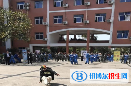 重慶萬盛職教中心2020年招生辦聯(lián)系電話