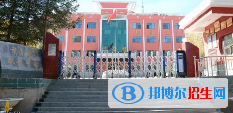 招生簡章里面的信息是十分全面的，每到升學(xué)季，各個院校都會公布出自己學(xué)校的招生簡章。由于招生簡章里的信息很多，也很有用，因此報考學(xué)校之前每個學(xué)生和家長都必看意向院校的招生簡章。今天小編就給大家?guī)砹嗣C南縣職教中心的相關(guān)簡章內(nèi)容。  肅南縣職教中心層次：中專  肅南縣職教中心性質(zhì)：公辦  肅南縣職教中心地址：張掖市肅南縣紅灣寺鎮(zhèn)馬蹄路295號   肅南縣職教中心介紹 甘肅省肅南縣職業(yè)技術(shù)教育培訓(xùn)中心是一所集職業(yè)中專教育、電大成人教育、各類培訓(xùn)為一體的全日制公辦綜合專業(yè)技術(shù)學(xué)校?，F(xiàn)有職成教學(xué)生545人。其中，中職學(xué)生282人,電大本?？茖W(xué)歷教育263人。學(xué)校堅持“以誠信為宗旨、以市場為導(dǎo)向、以就業(yè)為目標(biāo)”的辦學(xué)方針，本著“以人為本，成人、成才”的辦學(xué)理念，注重技能培養(yǎng)，走出了一條“質(zhì)量立校、聯(lián)合辦學(xué)”的辦學(xué)路子，學(xué)生升學(xué)就業(yè)立足當(dāng)?shù)睾褪?nèi)外。自2012年以來，學(xué)校先后有三批共95名同學(xué)被省內(nèi)外大專院校錄取。  學(xué)校堅持“以誠信為宗旨、以市場為導(dǎo)向、以就業(yè)為目標(biāo)”的辦學(xué)方針，本著“以人為本，成人、成才”的辦學(xué)理念，注重技能培養(yǎng)，走出了一條“質(zhì)量立校、聯(lián)合辦學(xué)、訂單培養(yǎng)”的辦學(xué)路子，學(xué)生就業(yè)立足當(dāng)?shù)兀嫦蛉珖?，是張掖市重點職業(yè)學(xué)校、張掖市勞動力轉(zhuǎn)移定點培訓(xùn)機構(gòu)。 先后被張掖市人民政府授予教育先進(jìn)集體、文明單位、勞務(wù)輸出先進(jìn)集體、職業(yè)教育成人教育先進(jìn)單位等榮譽稱號。  上文就是肅南縣職教中心的相關(guān)簡單介紹，通過以上信息可以使學(xué)生和家長更加了解學(xué)校的性質(zhì)、層次等信息，為能最終選擇到心儀的學(xué)校做更好的準(zhǔn)備。以上就是小編為大家?guī)淼膶W(xué)?；拘畔?，希望這篇文章能為你帶去幫助，可以助你更好的選擇。