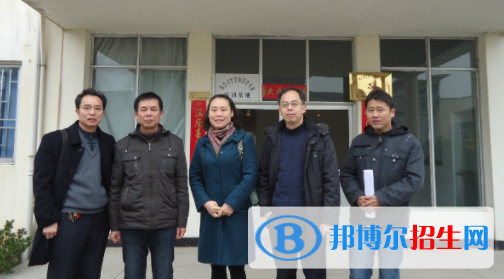 學(xué)生在選擇一所學(xué)校的時候，就可以知道每所學(xué)校的情況是有所不同的，那么學(xué)生就可以提前去了解這所學(xué)校的相關(guān)情況，甚至是去了解這所學(xué)校好不好，是不是適合自己就讀的學(xué)校，這些都是需要學(xué)生自己去了解情況的，畢竟這是學(xué)生在選擇學(xué)校。  容縣衛(wèi)生學(xué)校性質(zhì)：公辦學(xué)校  容縣衛(wèi)生學(xué)校招生辦聯(lián)系電話：0775-5322773  容縣衛(wèi)生學(xué)校地址：廣西容縣容州鎮(zhèn)沿江北街52號  容縣衛(wèi)生學(xué)校簡介 廣西容縣衛(wèi)生學(xué)校是1958年成立的公辦普通中專學(xué)校，學(xué)校環(huán)境優(yōu)美，師資力量雄厚，積累了豐富的教學(xué)管理經(jīng)驗，我們的辦學(xué)理念是“以質(zhì)量為宗旨，以就業(yè)為導(dǎo)向”。  容縣衛(wèi)生學(xué)校辦學(xué)理念 學(xué)校堅持強(qiáng)化質(zhì)量管理，不斷提高教學(xué)質(zhì)量，提升辦學(xué)層次。經(jīng)廣西教育廳批準(zhǔn)，我校1999年起與廣西中醫(yī)藥大學(xué)(原廣西中醫(yī)學(xué)院)成教院合作，在容縣衛(wèi)校舉辦護(hù)理、臨床醫(yī)學(xué)、藥劑等專業(yè)的成人大專、本科業(yè)余班，為我校中專在校生、應(yīng)屆畢業(yè)生和在職醫(yī)護(hù)人員攻讀大專、本科學(xué)歷創(chuàng)造了更有利的條件。  在選擇了一所學(xué)校之后，學(xué)生就會知道容縣衛(wèi)生學(xué)校的辦學(xué)情況是比較好的，甚至是適合大部分的學(xué)生選擇就讀的學(xué)校。如果有了解更過有關(guān)容縣衛(wèi)生學(xué)校的相關(guān)信息，學(xué)生是可以直接直接關(guān)注有關(guān)學(xué)校的網(wǎng)站信息的。