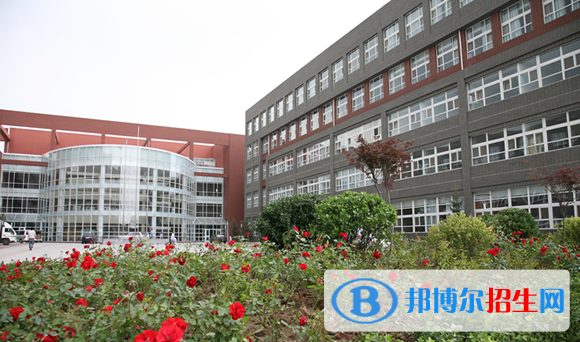 北京新英才國際學(xué)校初中部2020年招生辦聯(lián)系電話