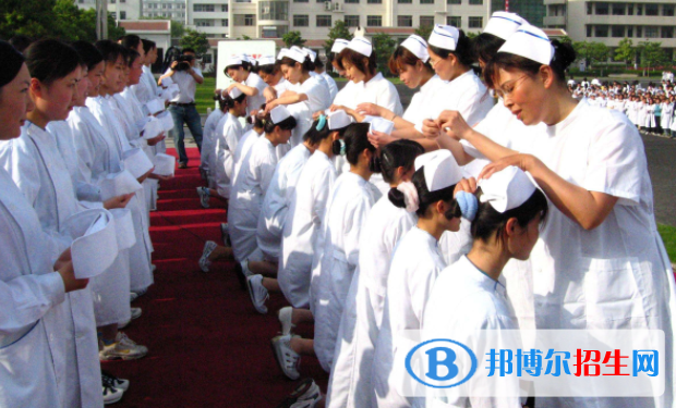 同學(xué)在選擇學(xué)校的時候看看學(xué)校的教學(xué)情況和專業(yè)設(shè)置，選擇學(xué)校專業(yè)可以看看專業(yè)的課程和就業(yè)前景等。衛(wèi)校就是培養(yǎng)基礎(chǔ)醫(yī)護(hù)類專業(yè)的學(xué)校，學(xué)校開設(shè)的專業(yè)是多種多樣的，且每個專業(yè)面向的方向也都是不一樣的，同學(xué)們在選擇專業(yè)的時候一定要慎重的考慮，選擇出自己最心儀的專業(yè)。  讀衛(wèi)校有哪些專業(yè) 護(hù)理專業(yè)：貫徹執(zhí)行黨和國家的教育方針和衛(wèi)生工作方針，為我國的醫(yī)療衛(wèi)生事業(yè)培養(yǎng) 德、智、體全面發(fā)展的具有現(xiàn)代護(hù)理知識、護(hù)理技能和理念的技能型護(hù)理人才， 畢業(yè)后能在各級醫(yī)療機(jī)構(gòu)從事臨床護(hù)理和保健護(hù)理工作。  藥劑專業(yè)：藥劑專業(yè)根據(jù)就業(yè)市場的需求開設(shè)三個就業(yè)方向，分別是藥學(xué)服務(wù)方向，即畢業(yè)后在社區(qū)醫(yī)院、零售藥店、診所等醫(yī)療機(jī)構(gòu)從事藥品調(diào)劑、管理、統(tǒng)計，進(jìn)行健康宣教及健康咨詢服務(wù)等工作。藥品經(jīng)營方向，即畢業(yè)后在大中型藥品批發(fā)企業(yè)、藥品零售企業(yè)從事物流管理、物流配送;藥品質(zhì)量管理和質(zhì)量檢驗、入庫驗收、在庫養(yǎng)護(hù)及出庫驗發(fā)等工作。  助產(chǎn)專業(yè)：助產(chǎn)專業(yè)為各級醫(yī)療衛(wèi)生單位培養(yǎng)德、智、體、美全面發(fā)展，具有良好的職業(yè)道德、現(xiàn)代服務(wù)理念和具備臨床助產(chǎn)、臨床護(hù)理和婦幼保健工作必需的專業(yè)知識和技能的高素質(zhì)中、高級應(yīng)用型助產(chǎn)專門人才。我國實(shí)施二孩政策，各大醫(yī)院產(chǎn)科分娩量呈現(xiàn)“井噴”趨勢，急缺助產(chǎn)士工作人員。所以前景也是相當(dāng)不錯的。  護(hù)理專業(yè) 目前社會經(jīng)濟(jì)的發(fā)展，對醫(yī)療行業(yè)的要求越來越高，畢業(yè)生可以根據(jù)自己的實(shí)際實(shí)力選擇在民辦醫(yī)院和公辦醫(yī)院工作，而且方向也不一定僅僅限于這幾個，也還可以從事于育嬰師、私人家庭護(hù)理師、持有相關(guān)證書出國做護(hù)理師等等。  培養(yǎng)目標(biāo)：主要學(xué)習(xí)相關(guān)的人文社會科學(xué)知識和醫(yī)學(xué)基礎(chǔ)、預(yù)防保健的基本理論知識，受到護(hù)理學(xué)的基本理論、基本知識和臨床護(hù)理技能的基本訓(xùn)練，具有對服務(wù)對象實(shí)施整體護(hù)理及社區(qū)健康服務(wù)的基本能力  課程設(shè)置：人體解剖學(xué)、生理學(xué)、生物化學(xué)、病原微生物及免疫學(xué)基礎(chǔ)、病理學(xué)、藥理學(xué)、預(yù)防醫(yī)學(xué)、護(hù)理倫理學(xué)、護(hù)理心理學(xué)、健康評估、基礎(chǔ)護(hù)理學(xué)、護(hù) 理管理學(xué)、內(nèi)科護(hù)理學(xué)、外科護(hù)理學(xué)、婦產(chǎn)科護(hù)理學(xué)、兒科護(hù)理學(xué)、五官科護(hù)理學(xué)、精神病護(hù)理學(xué)、傳染病護(hù)理學(xué)、皮膚病護(hù)理學(xué)、社區(qū)護(hù)理學(xué)、急救護(hù)理等20余 門課程。  很多衛(wèi)校的一開始是只有護(hù)理、助產(chǎn)類的專業(yè)，但是隨著醫(yī)療技術(shù)的發(fā)展，人們的需求提升，開始開設(shè)了其他方向的醫(yī)護(hù)專業(yè)，到現(xiàn)在為止，衛(wèi)校所開設(shè)的專業(yè)就很多了，其實(shí)任何專業(yè)只要你學(xué)好了，未來的發(fā)展都不會差，但更重要的是要選擇一個你喜歡的專業(yè)，才能讓你更有學(xué)習(xí)的動力。
