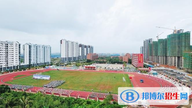 ?？诰吧綄W(xué)校怎么樣、好不好