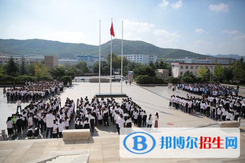 威海衛(wèi)生學(xué)校2021年報(bào)名條件、招生要求、招生對(duì)象?在家長(zhǎng)找學(xué)校的時(shí)候，對(duì)于學(xué)校的在校生的整體儀表儀容是非常在意的，因?yàn)樵诩议L(zhǎng)的觀點(diǎn)里學(xué)生就該有學(xué)生的樣子，所以學(xué)校在招生的時(shí)候就會(huì)提出相應(yīng)的要求，保證在校生的安全，讓家長(zhǎng)們放心，而小編就準(zhǔn)備了威海衛(wèi)生學(xué)校招生要求，供與參考。  威海衛(wèi)生學(xué)校招生條件 1、慢性肝炎病人并且肝功能不正常者。(肝炎病原攜帶者，但肝功能正常者除外)者，請(qǐng)謹(jǐn)慎報(bào)讀。  2、熱愛(ài)醫(yī)學(xué)事業(yè)，愿意投身于醫(yī)療行業(yè)，致力于發(fā)展醫(yī)療事業(yè)。  3、高中畢業(yè)生及其同等學(xué)歷者(注：年齡在14歲-20歲之間)，應(yīng)、往屆初。  4、支氣管擴(kuò)張病。幼年時(shí)患過(guò)支氣管哮喘病，上高中后仍復(fù)發(fā)者，請(qǐng)謹(jǐn)慎報(bào)讀。  威海市衛(wèi)生學(xué)校1998年，全國(guó)取消了大中專畢業(yè)生統(tǒng)一分配，實(shí)行在國(guó)家政策指導(dǎo)下，供需見(jiàn)面，雙向選擇。  威海衛(wèi)生學(xué)校簡(jiǎn)介 學(xué)校設(shè)立了招生就業(yè)指導(dǎo)辦公室，負(fù)責(zé)畢業(yè)生的信息查詢，就業(yè)指導(dǎo)，人才推薦，廣開(kāi)就業(yè)渠道。每年畢業(yè)生畢業(yè)時(shí)，組織用人單位來(lái)校舉行人才交流會(huì)，推薦學(xué)生就業(yè)。  近年來(lái)，以護(hù)理、英語(yǔ)護(hù)理專業(yè)為依托，瞄準(zhǔn)國(guó)際護(hù)理市場(chǎng)，先后向沙特、新加坡、英國(guó)勞務(wù)輸出200余人。畢業(yè)生的就業(yè)率達(dá)到98%以上。自1994年開(kāi)始，我校先后同青島大學(xué)醫(yī)學(xué)院、濰坊醫(yī)學(xué)院、北京中醫(yī)藥大學(xué)網(wǎng)絡(luò)教育學(xué)院、山東大學(xué)網(wǎng)絡(luò)教育學(xué)院簽定了聯(lián)合辦學(xué)協(xié)議，學(xué)生足不出校，就可以考取以上院校的函授、對(duì)口高職、遠(yuǎn)程教育，并取得?？埔陨蠈W(xué)歷。  家長(zhǎng)在衡量學(xué)校的時(shí)候就對(duì)安全這個(gè)問(wèn)題是非常在意的，畢竟很多家長(zhǎng)是獨(dú)生子女，所以學(xué)校為在校生的安全也為家長(zhǎng)們能夠放心，在新生前來(lái)報(bào)名的時(shí)候就會(huì)進(jìn)行面試，從根源解決問(wèn)題。