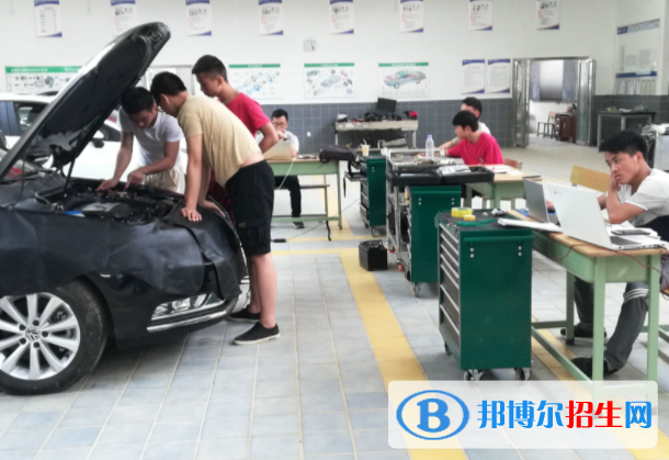 隨著我國(guó)汽車業(yè)的騰飛，直接帶動(dòng)了汽車維修業(yè)的繁榮。汽車維修業(yè)已成為一個(gè)迅速崛起的龐大產(chǎn)業(yè)，市場(chǎng)的迅速發(fā)展，為汽車檢測(cè)與維修專業(yè)的學(xué)生提供了廣闊的就業(yè)空間。因?yàn)殡m然從業(yè)者眾多而接受過系統(tǒng)培訓(xùn)的人員還不到百分之十，特別是經(jīng)過專業(yè)化培訓(xùn)的優(yōu)秀汽車檢測(cè)與維修技術(shù)人員，更是緊俏。我們來了解一下。  汽車檢測(cè)與維修技術(shù)專業(yè)專業(yè)要求 該專業(yè)要求畢業(yè)生掌握力學(xué)、機(jī)械工程、金屬工藝學(xué)等基本理論和基本知識(shí);  掌握汽車及發(fā)動(dòng)機(jī)構(gòu)造及原理，具有對(duì)各部件、總成進(jìn)行性能測(cè)試和分析的基本知識(shí)和基本技能;  具有制訂汽車制造及維修工藝及操作的基本能力;  具有對(duì)汽車常見故障的判斷和檢測(cè)的初步能力;  具備企業(yè)技術(shù)經(jīng)濟(jì)分析和生產(chǎn)經(jīng)營(yíng)管理的初步能力。  汽車檢測(cè)與維修技術(shù)專業(yè)就業(yè)方向 汽車制造廠、汽車改裝廠及汽車維修企業(yè)從事汽車檢測(cè)、維修、營(yíng)銷，從事汽車檢測(cè)、維修、營(yíng)銷等技術(shù)和管理工作。 可獲得的技能證書：國(guó)家勞動(dòng)社會(huì)保障部汽車維修中級(jí)工證書、數(shù)控工藝員中級(jí)證書;汽車電工中級(jí)工證書;汽車駕駛證書(C照)。  現(xiàn)在的車越來越多，而且每年的汽車銷售量都在增加，同時(shí)也帶動(dòng)了汽車后市場(chǎng)的發(fā)展，如今在汽修方面社會(huì)上很缺這樣的人才的，所以學(xué)會(huì)了汽修技術(shù)，將來也就不用愁就業(yè)了，絕對(duì)不會(huì)失業(yè)，而且有了一定的工作經(jīng)驗(yàn)之后，薪資都會(huì)很高的，所以說汽修專業(yè)學(xué)成以后發(fā)展空間還是很大的。