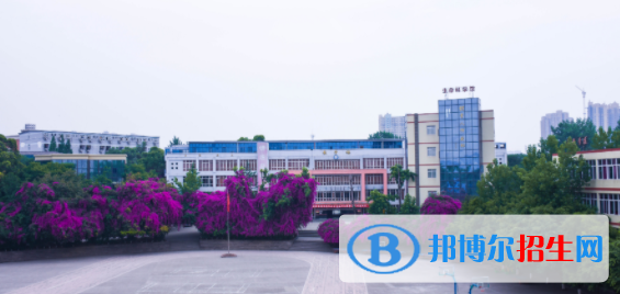 成都華大醫(yī)藥衛(wèi)生學(xué)校2022年招生簡(jiǎn)章
