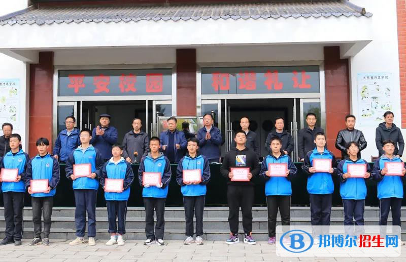 平?jīng)隼砉ぶ械葘?zhuān)業(yè)學(xué)校2022年招生辦聯(lián)系電話