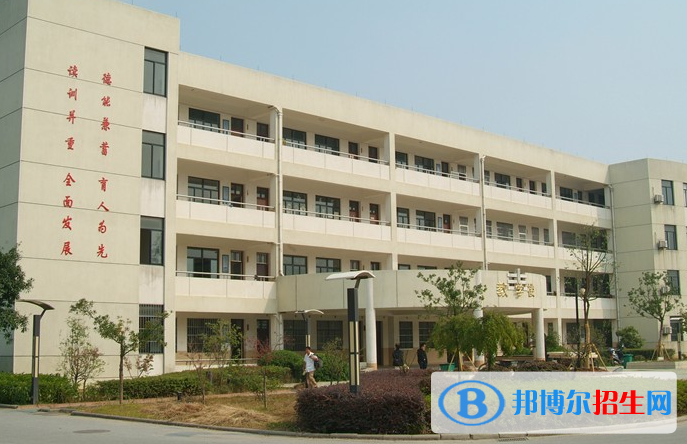 云南輕工業(yè)學(xué)校2022年學(xué)費(fèi)、收費(fèi)多少