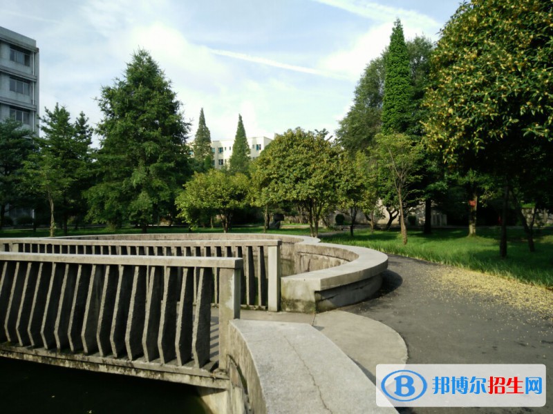 昆明工藝美術(shù)學(xué)校2022年招生辦聯(lián)系電話(huà)