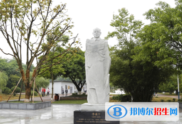 重慶工貿(mào)高級(jí)技工學(xué)校2022年招生辦聯(lián)系電話