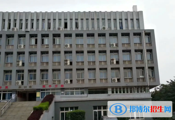 重慶2022年讀中專好還是建筑學(xué)校