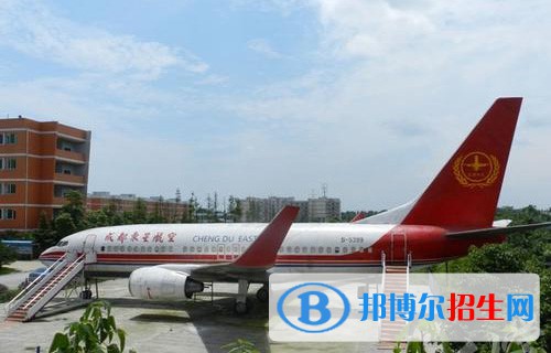 四川什么鐵路學(xué)校比較好就業(yè)?鐵路行業(yè)發(fā)展比較快，對(duì)鐵路人才的需求量也比較大。我們現(xiàn)在社會(huì)發(fā)展非?？欤F路被稱(chēng)為社會(huì)經(jīng)濟(jì)發(fā)展的大動(dòng)脈，行業(yè)發(fā)展的同時(shí)對(duì)鐵路人才需求量也極大的增加，給眾多鐵路學(xué)校創(chuàng)造了一個(gè)良好的發(fā)展環(huán)境。下面老師為大家整理一所好就業(yè)的鐵路學(xué)校，供參考。  四川航天職業(yè)技術(shù)學(xué)院簡(jiǎn)介 四川航天職業(yè)技術(shù)學(xué)院是經(jīng)國(guó)家教育部、四川省人民政府批準(zhǔn)，面向全國(guó)招生的公辦全日制普通高等院校，是四川省教育廳、四川省國(guó)防科工辦、四川航天管理局三方共建的四川省示范性高等職業(yè)院校;是國(guó)家級(jí)高技能人才培訓(xùn)基地。學(xué)院位于以航天科技和汽車(chē)工業(yè)為支柱產(chǎn)業(yè)的國(guó)家級(jí)成都經(jīng)濟(jì)技術(shù)開(kāi)發(fā)區(qū)龍泉驛，并在古蜀文化名城廣漢市建設(shè)新校區(qū)，形成“一校兩區(qū)”的辦學(xué)格局?，F(xiàn)有在校生16000余人，占地700多畝。學(xué)院現(xiàn)設(shè)有13個(gè)教學(xué)、研究機(jī)構(gòu)，39個(gè)專(zhuān)業(yè)。各系部、專(zhuān)業(yè)的培養(yǎng)目標(biāo)明確，師資力量強(qiáng)，課程體系合理，實(shí)習(xí)實(shí)訓(xùn)條件完備，教學(xué)管理嚴(yán)格規(guī)范，教學(xué)科研成果顯著。  四川航天職業(yè)技術(shù)學(xué)院辦學(xué)模式 學(xué)院走開(kāi)放式、國(guó)際化辦學(xué)之路，與加拿大不列顛哥倫比亞理工學(xué)院、澳大利亞西南悉尼TAFE學(xué)院、新加坡義安理工學(xué)院、俄羅斯新西伯利亞科技大學(xué)、法國(guó)德莫斯教育集團(tuán)、臺(tái)灣樹(shù)德科技大學(xué)等進(jìn)行長(zhǎng)期合作，互派教授和留學(xué)生，進(jìn)行交流學(xué)習(xí)。與西華大學(xué)、西南科技大學(xué)、四川理工學(xué)院合作開(kāi)展了"專(zhuān)升本"項(xiàng)目，與四川大學(xué)合作開(kāi)展了專(zhuān)本套讀項(xiàng)目。  四川航天職業(yè)技術(shù)學(xué)院中專(zhuān)教學(xué)部 中專(zhuān)教學(xué)部辦學(xué)歷史悠久，擁有一支具有40余年中等職業(yè)教育的師資隊(duì)伍和輔導(dǎo)員隊(duì)伍，教學(xué)、管理經(jīng)驗(yàn)豐富?，F(xiàn)有專(zhuān)職教師53名，專(zhuān)職輔導(dǎo)員13名，其中研究生以上學(xué)歷教師13名，副教授8名，講師36名，雙師型教師30名。教學(xué)設(shè)施一流，擁有完整的教學(xué)實(shí)訓(xùn)基地，有33個(gè)實(shí)驗(yàn)室，實(shí)習(xí)廠建筑面積12000余平方米，擁有各類(lèi)機(jī)床設(shè)備385臺(tái)，數(shù)控加工中心，是國(guó)家高技能人才培養(yǎng)示范基地，國(guó)家高等職業(yè)教育數(shù)控技術(shù)實(shí)訓(xùn)基地，為學(xué)生學(xué)習(xí)技術(shù)提供了優(yōu)越的條件。中專(zhuān)教學(xué)部根據(jù)國(guó)家中職教育培養(yǎng)目標(biāo)的要求，以服務(wù)為宗旨、以就業(yè)為導(dǎo)向，走產(chǎn)學(xué)結(jié)合之路，以培養(yǎng)學(xué)生動(dòng)手能力強(qiáng)、綜合素質(zhì)高為目標(biāo)，逐步形成鮮明的辦學(xué)特色。在各項(xiàng)教學(xué)、管理日常工作中，注重學(xué)習(xí)創(chuàng)新、團(tuán)結(jié)協(xié)作、廉潔自律，將航天傳統(tǒng)精神、"兩彈一星"精神、載人航天精神貫穿于學(xué)生的教育之中，培養(yǎng)出了一批又一批厚德、篤行、勤學(xué)、精技的高素質(zhì)人才。  小編總結(jié) 鐵路學(xué)校對(duì)學(xué)生的成長(zhǎng)負(fù)責(zé)，把學(xué)生的就業(yè)問(wèn)題作為學(xué)校的重點(diǎn)工作內(nèi)容，有著大量的人力和物力和財(cái)力投入。同時(shí)，學(xué)校不斷的加強(qiáng)和全國(guó)各大鐵路單位的合作關(guān)系，直接輸送學(xué)生到鐵路單位去實(shí)習(xí)，畢業(yè)都可以直接分配很好的工作崗位，確保了學(xué)生能夠圓夢(mèng)鐵路行業(yè)，獲得一個(gè)良好的發(fā)展平臺(tái)。