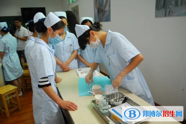 浙江2023年衛(wèi)校與中專(zhuān)哪個(gè)好