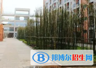 重慶工商職業(yè)學(xué)院是不是全日制大專(zhuān)院校?