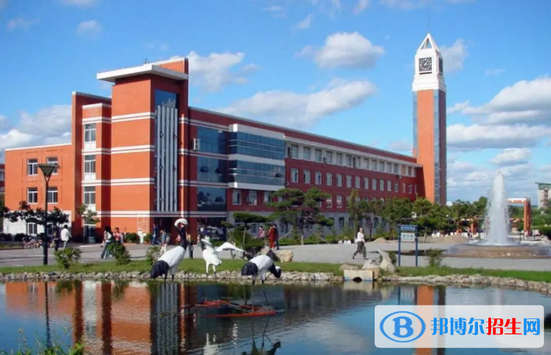 新疆師范大學是幾本？是985和211嗎？