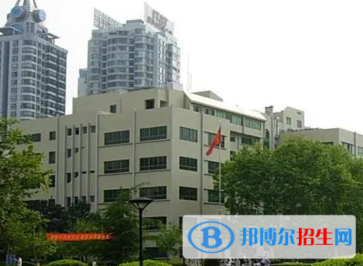 瀘州醫(yī)學(xué)院衛(wèi)生學(xué)校地址在哪里，哪個(gè)地區(qū)，哪個(gè)城市?