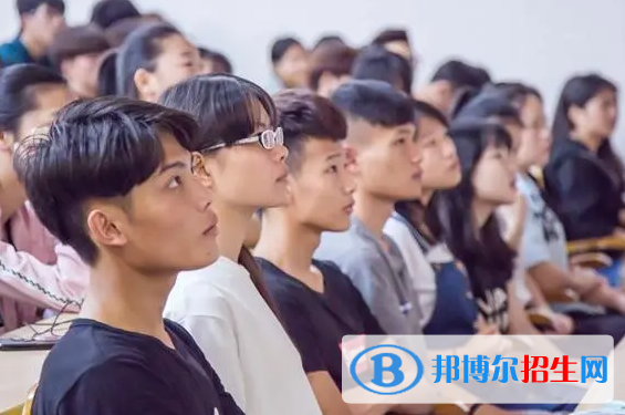 高考滿分作文：人生如書，逐級而讀（3篇）