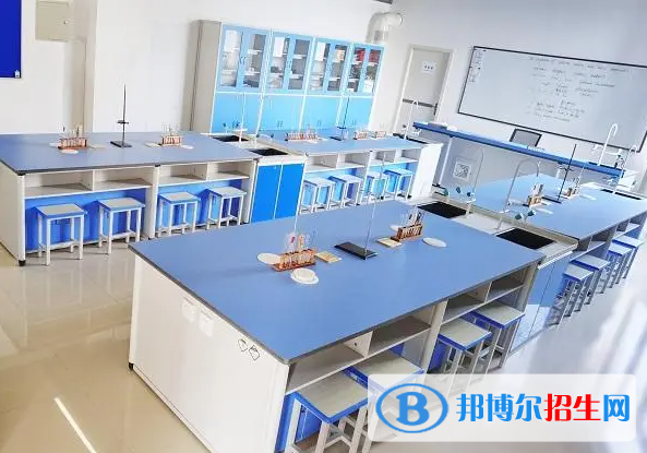 三亞華僑學(xué)校地址在哪里，哪個地區(qū)，哪個城市