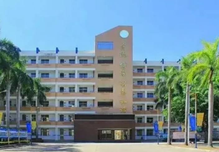 ?？谏礁吒呒墝嶒炛袑W(xué)地址在哪里，哪個地區(qū)，哪個城市