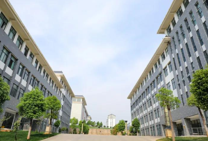 哈爾濱醫(yī)科大學(xué)和昆明城市學(xué)院怎么選？哪個(gè)好？附分?jǐn)?shù)線